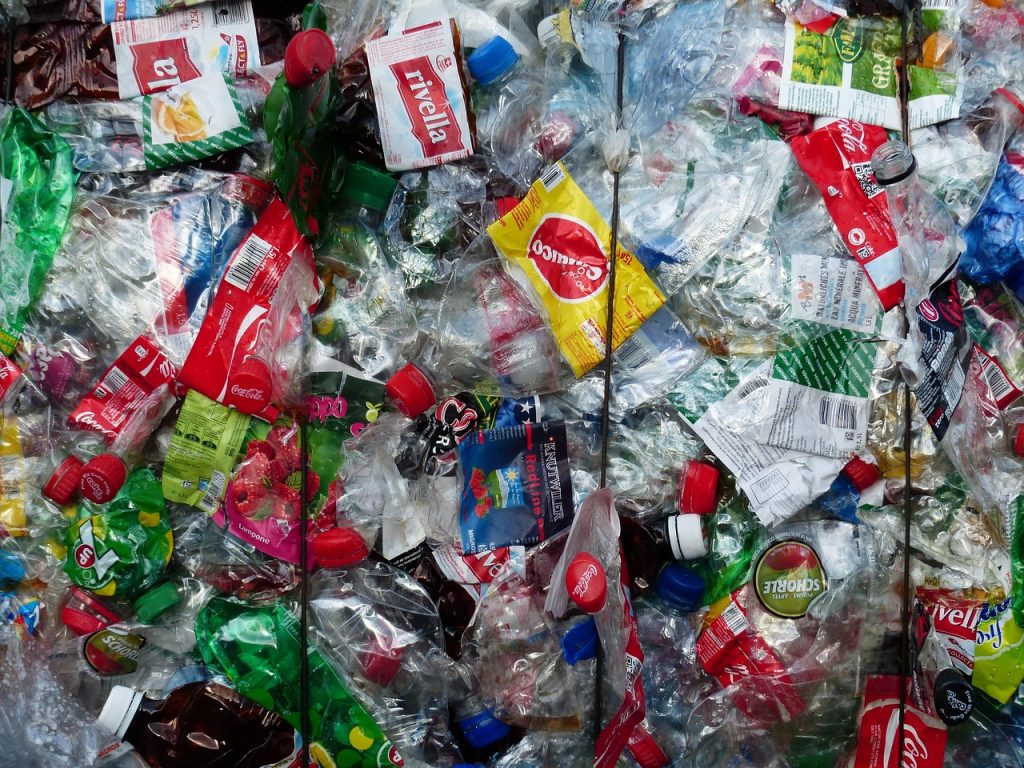 Nowa metoda recyklingu plastiku rozwiązuje problem z jego kolorem
